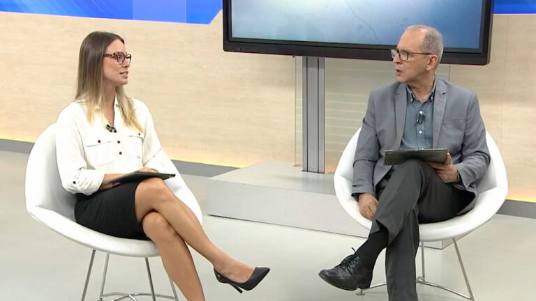 Sofia Sepreny e Gilvan Nunes conversam sentados durante edição do Bom Dia Alagoas na TV Gazeta, do ex-presidente Fernando Collor