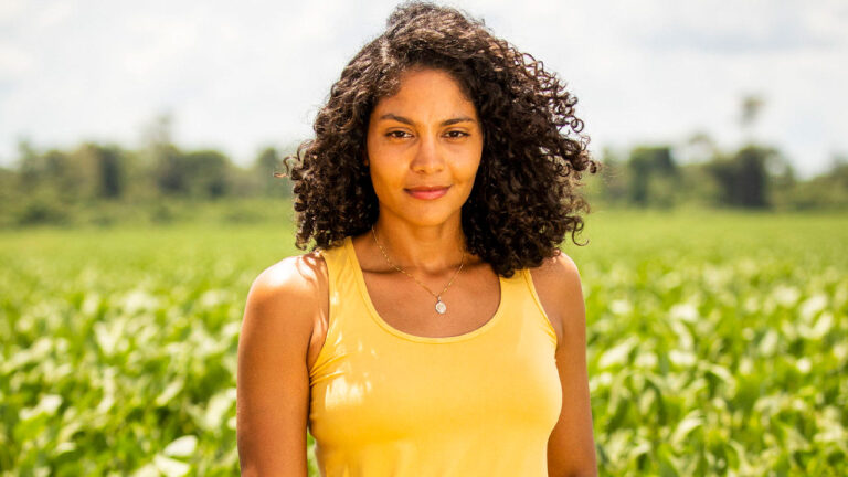 Barbara Reis caracterizada como Aline em cena no campo da novela Terra e Paixão