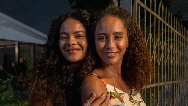 Maria de Fátima (Bella Campos) abraça Raquel (Taís Araujo) em cena noturna de Vale Tudo