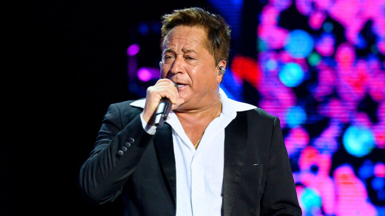 Leonardo cantando com microfone na mão durante apresentação no especial Amigos da Globo