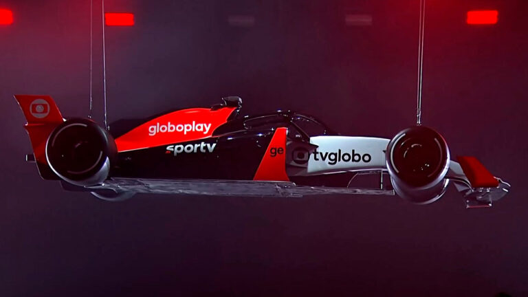 Carro de Fórmula 1 com logotipos da Globo, Globoplay, SporTV e GE em evento de lançamento da cobertura 2024