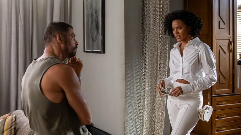 César (Cauã Reymond) e Maria de Fátima (Bella Campos) conversam em cena de Vale Tudo dentro de um quarto