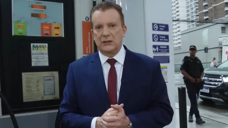 Foto de Celso Russomanno em um posto de combustível