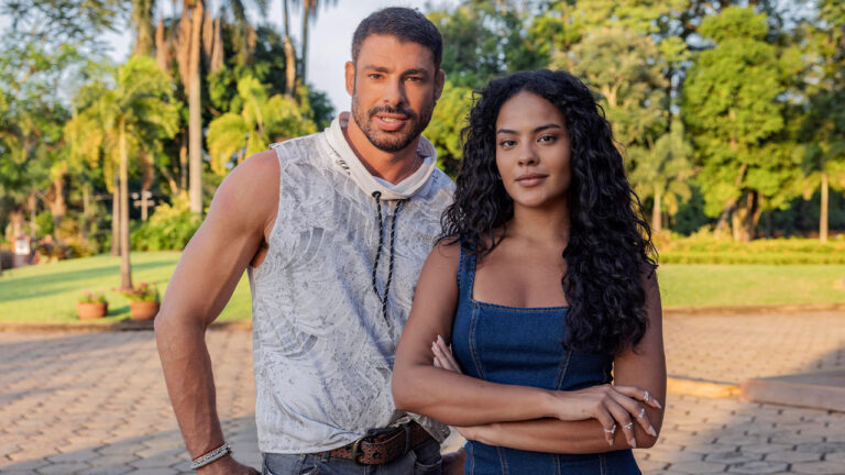 César (Cauã Reymond) e Maria de Fátima (Bella Campos) posam juntos em locação externa de Vale Tudo