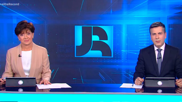 Christina Lemos e Clébio Cavagnolle apresentam o Jornal da Record no estúdio da emissora