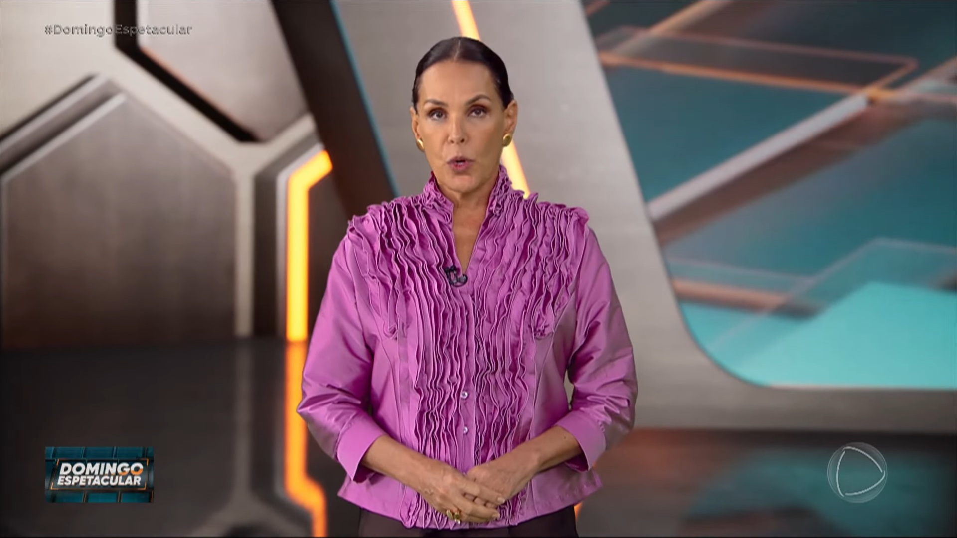 Foto de Carolina Ferraz apresentando o Domingo Espetacular