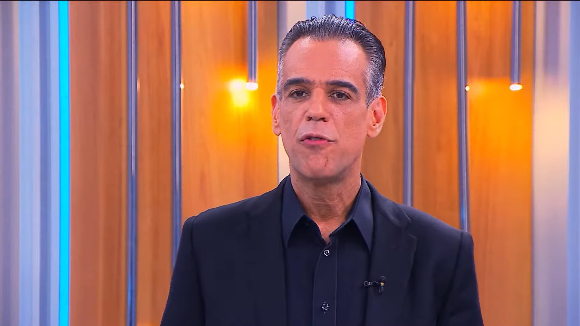 Foto de Edgard Brum apresentando o Fala Que Eu Te Escuto