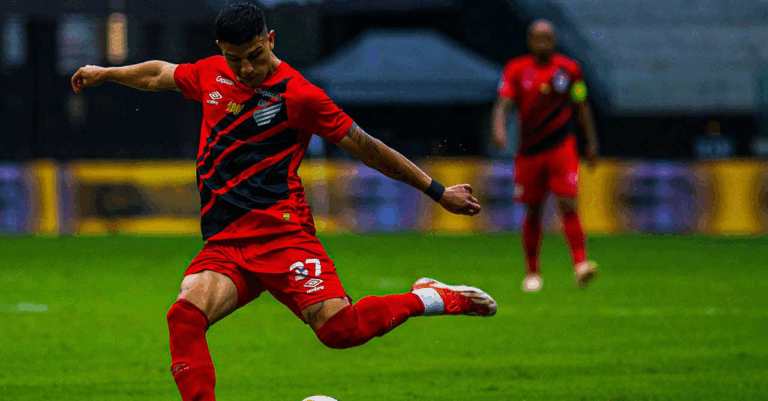 Imagem de um jogador do Athletico Paranaense que está disputando a série B 2025