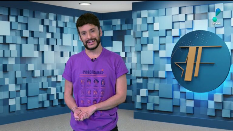Foto do apresentador Fefito no estúdio do TV Fama