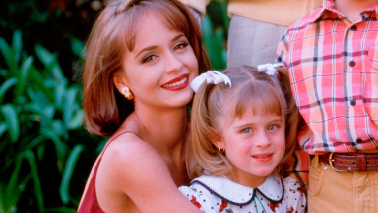 Gabriela Spanic abraça María Solares em cena da novela A Usurpadora em ambiente externo