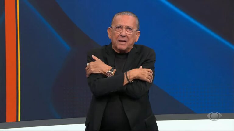 Foto do apresentador Galvão Bueno no estúdio de seu programa na Band