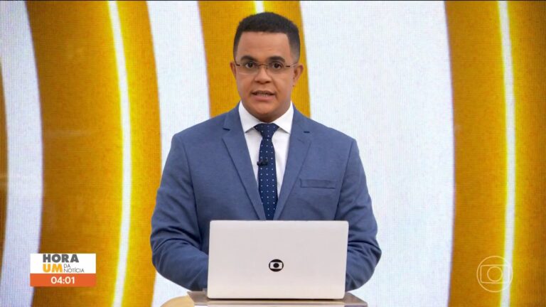 Foto do jornalista Marcelo Pereira no comando do Hora 1