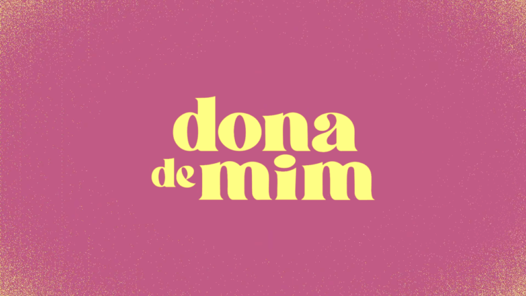 Logotipo da novela Dona de Mim com fundo rosa e letras amarelas estilizadas