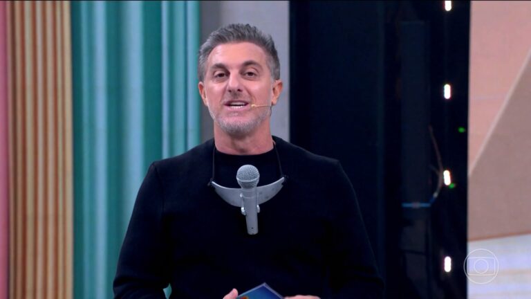 Foto de Luciano Huck com o tradicional microfone de Silvio Santos