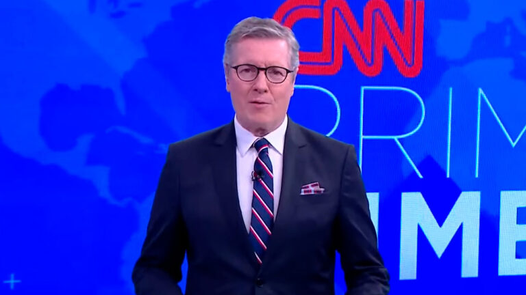 Márcio Gomes apresenta o telejornal CNN Prime Time nos estúdios da CNN Brasil