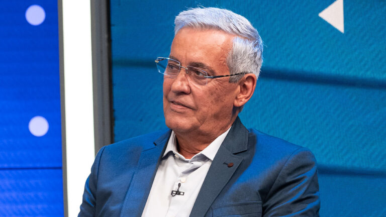 Mauro Naves durante participação no programa Galvão e Amigos no estúdio da Band