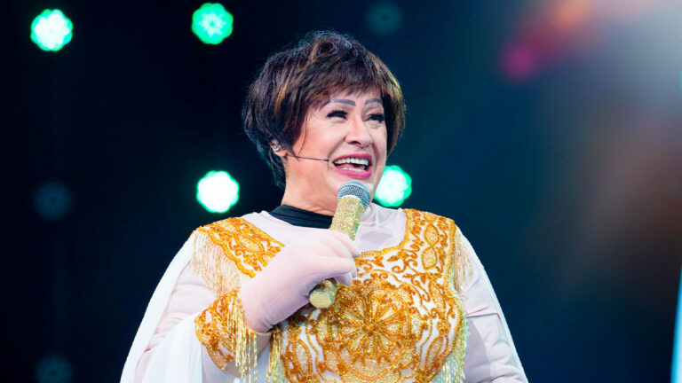 Nany People com fantasia inspirada em Nazaré Tedesco durante apresentação no The Masked Singer Brasil