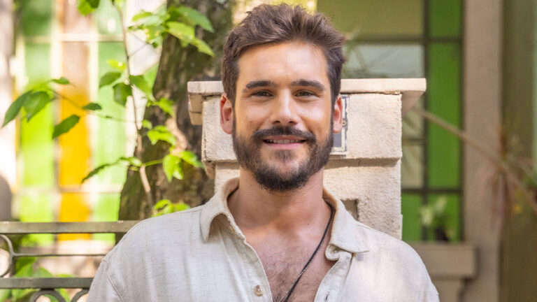 Nicolas Prattes caracterizado como Rudá na novela Mania de Você da Globo