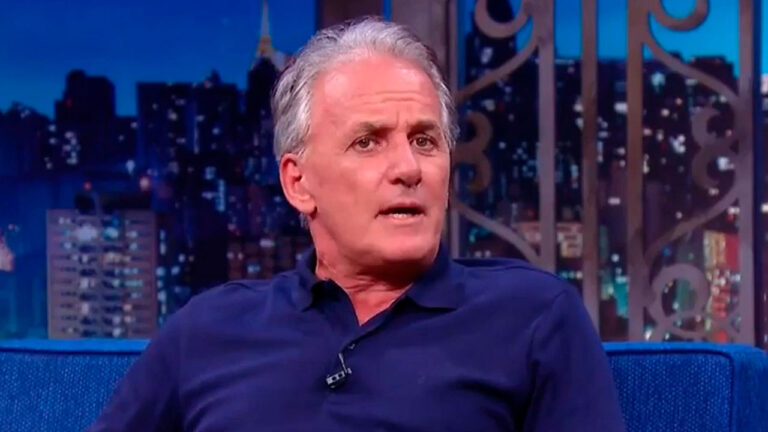 Otávio Mesquita sentado no sofá do The Noite durante entrevista com Danilo Gentili no SBT