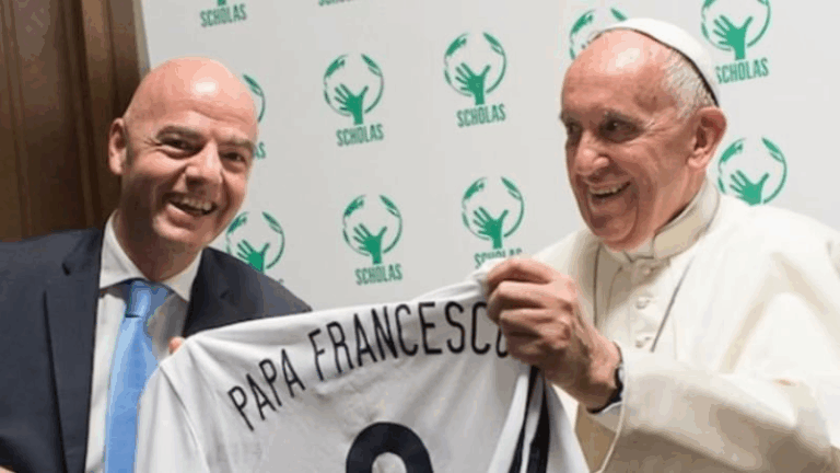 Foto de Gianni Infantino e papa Francisco