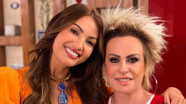 Patrícia Poeta e Ana Maria Braga sorrindo juntas nos bastidores do Mais Você na Globo