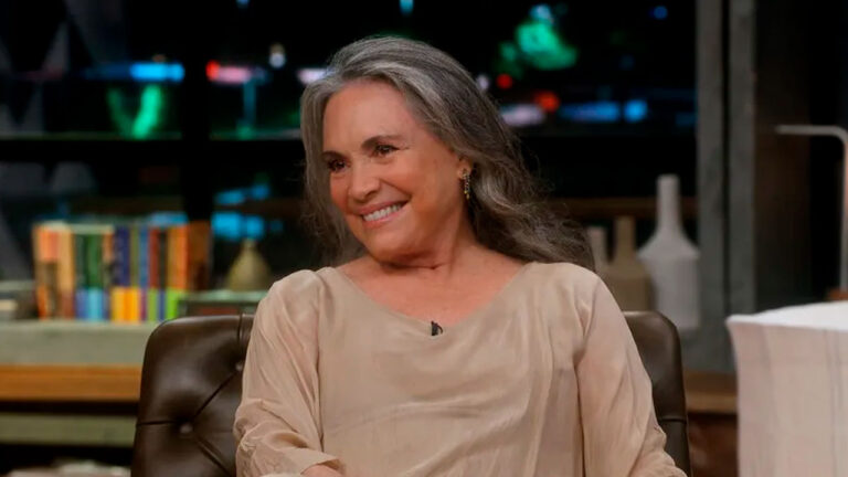 Regina Duarte sorri durante entrevista no programa Conversa com Bial exibido pela Globo