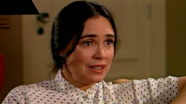Regina Duarte caracterizada como Helena em cena emotiva da novela História de Amor
