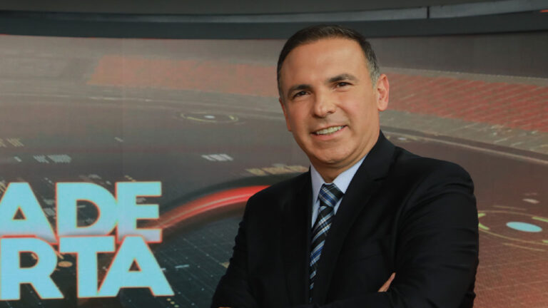 Reinaldo Gottino no estúdio do Cidade Alerta com o telão do jornal ao fundo