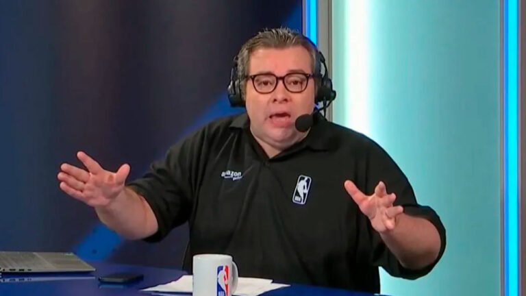 Rômulo Mendonça com headset em mesa de estúdio durante transmissão das finais da NBA na Band em 2024