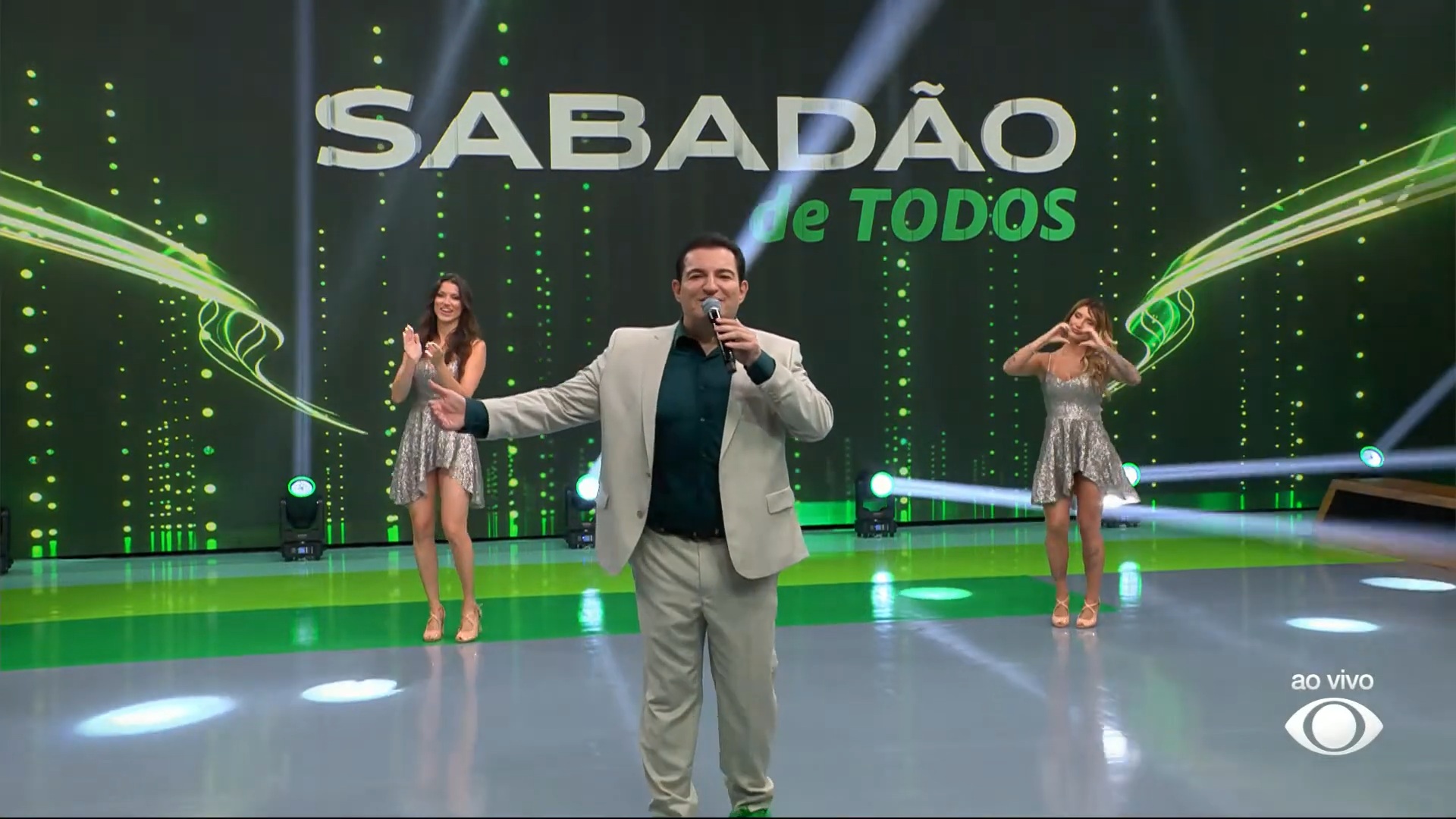 Foto do apresentador Renato Ambrósio no cenário do Sabadão de Todos