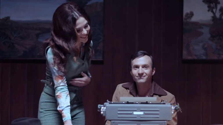 Cena do teaser da série da Max sobre Chespirito com ator diante de máquina de escrever e atriz sorrindo ao lado