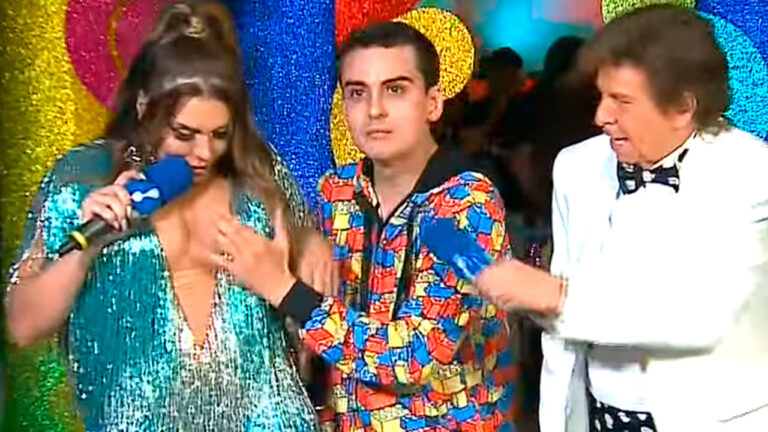 Dudu Camargo apalpa os seios de Simony durante transmissão ao vivo, em cena que levou à denúncia por importunação sexual