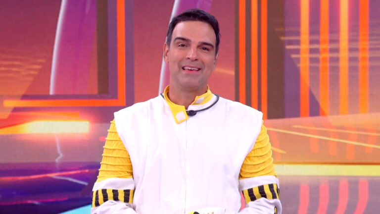 Tadeu Schmidt vestido de Dummy durante apresentação do BBB 25