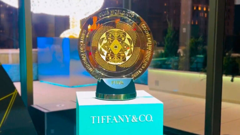 Troféu da Copa do Mundo de Clubes da FIFA exposto em pedestal com logo da Tiffany & Co.