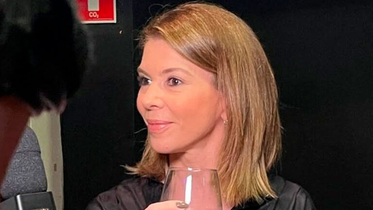 Daniela Beyruti segura taça nos bastidores do Troféu Imprensa durante evento do SBT
