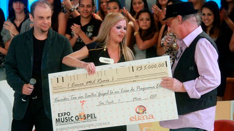 Vania de Souza recebe cheque de R$ 5 mil na final do concurso gospel no Programa da Eliana em 2011