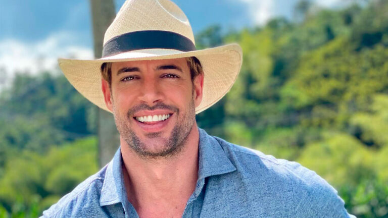 William Levy sorrindo com chapéu de palha em foto publicada nas redes sociais