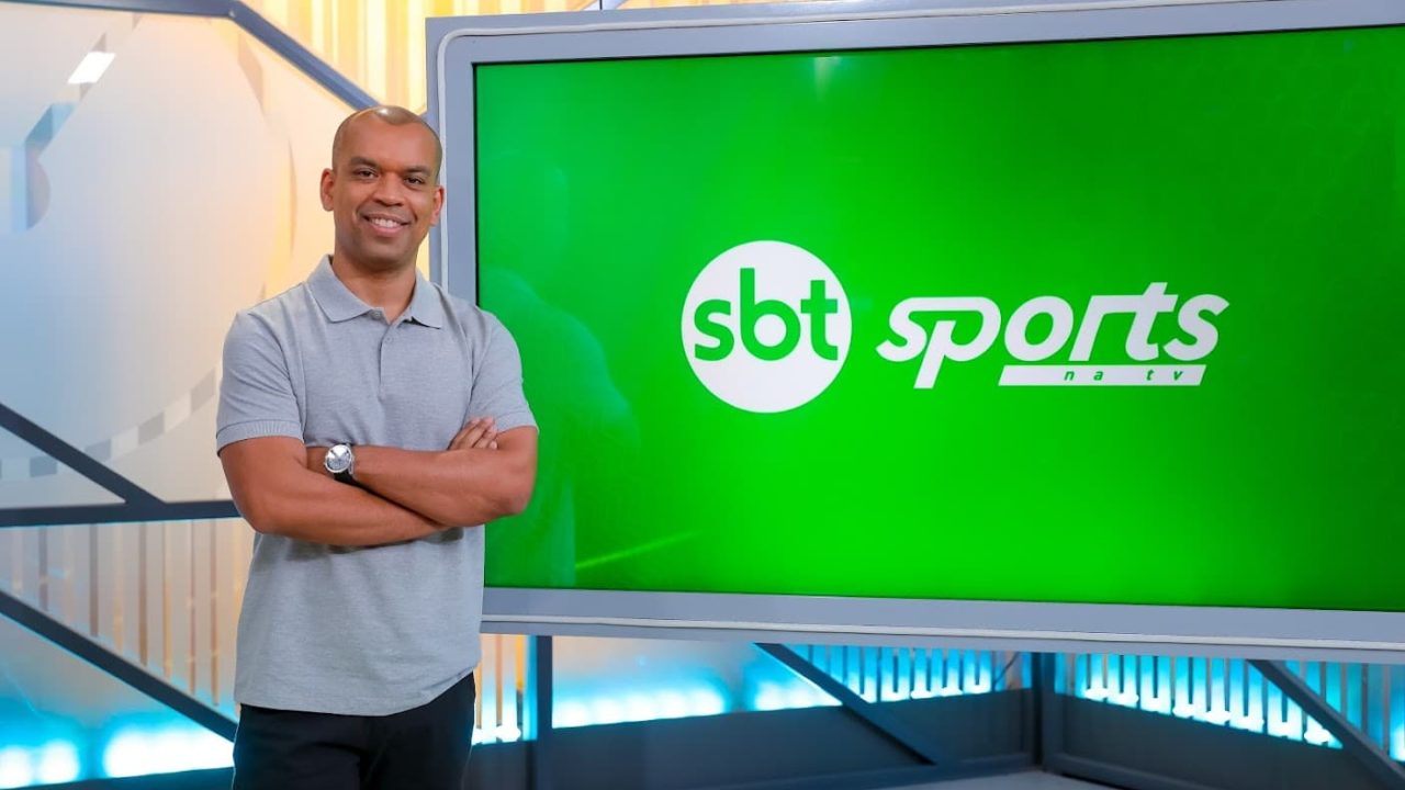 Imagem do narrador Luiz Alano no cenário do programa SBT Sports