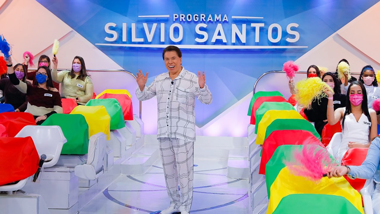 Silvio Santos grava programa vestindo pijama (foto: SBT/Lourival Ribeiro)