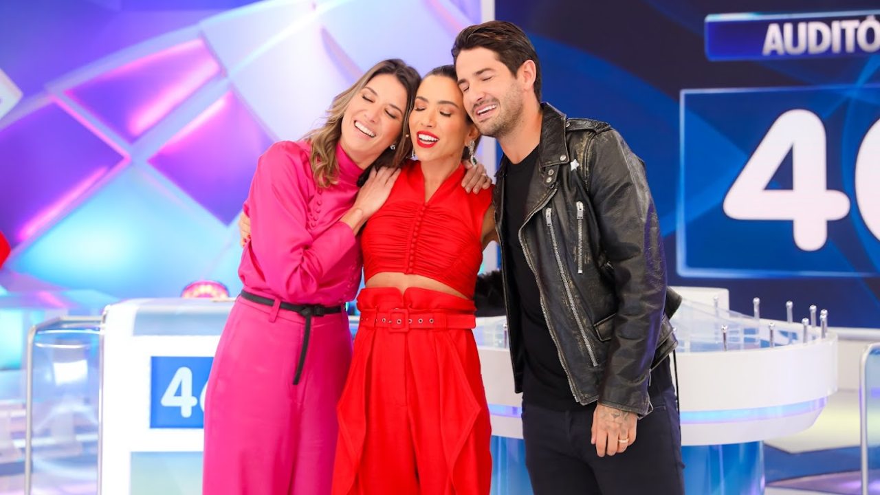 Imagem com foto de Rebeca Abravanel, Patricia e Alexandre Pato no palco do Programa Silvio Santos