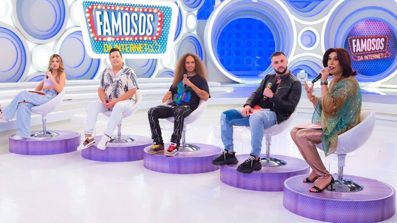 Imagem dos jurados do quadro Famosos da Internet no palco do programa Eliana