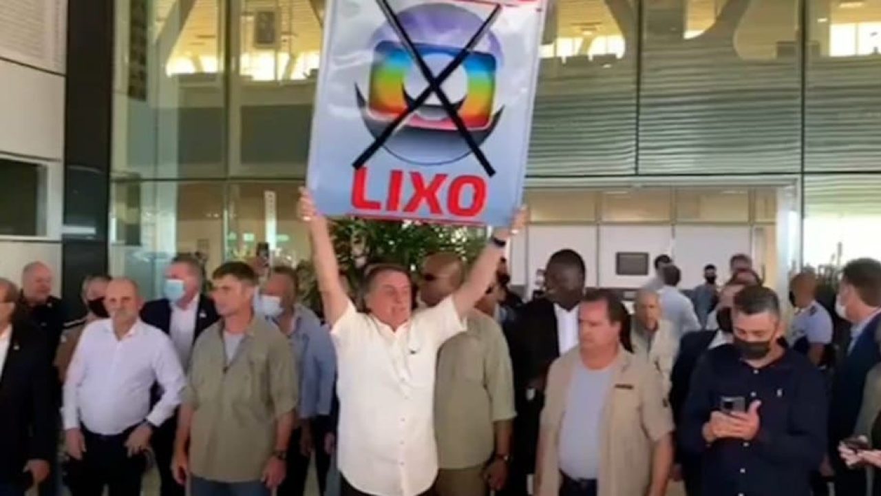 Jair Bolsonaro exibiu cartaz chamando a Globo de “lixo” (foto: Reprodução/Twitter)