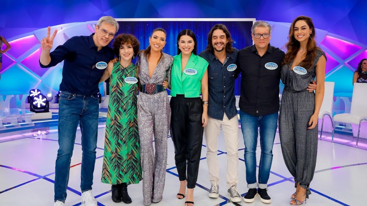 Imagem com foto do elenco de Poliana com Patricia Abravanel