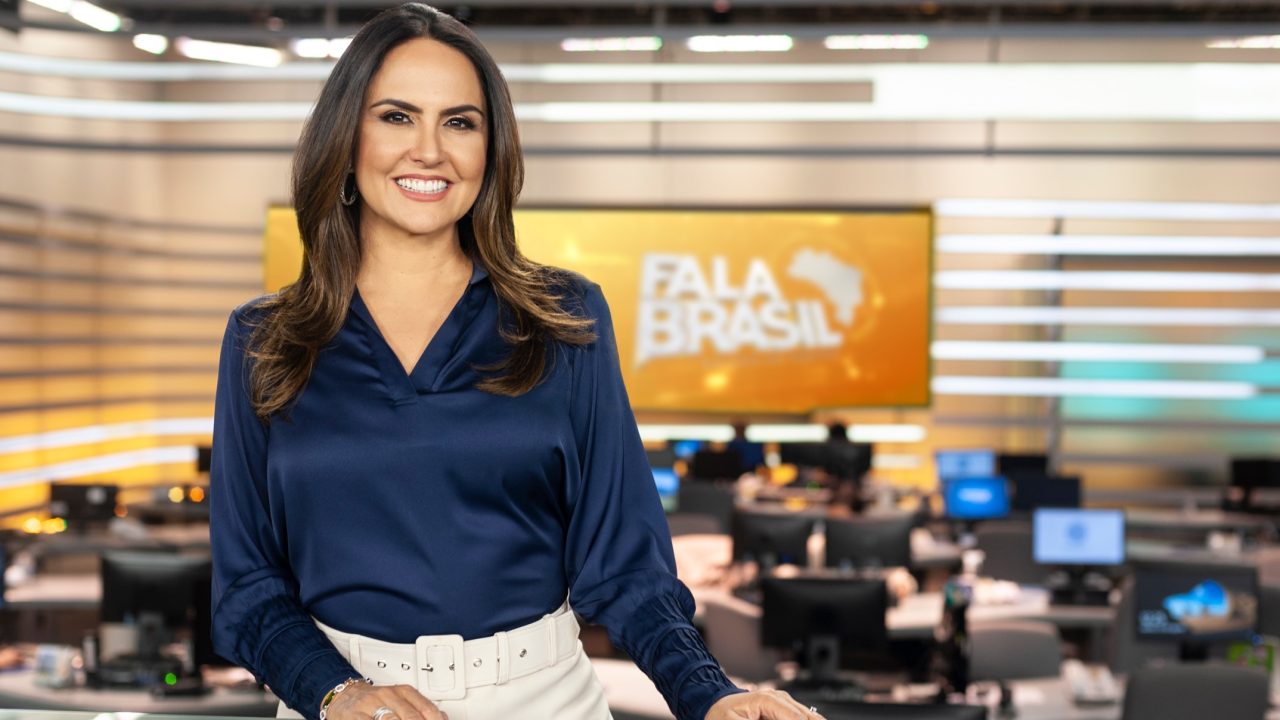 Imagem de Carla Cecato na redação de jornalismo da Record