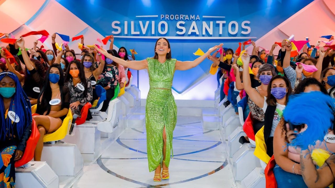 Imagem com foto da apresentadora Patricia Abravanel no auditório do Programa Silvio Santos