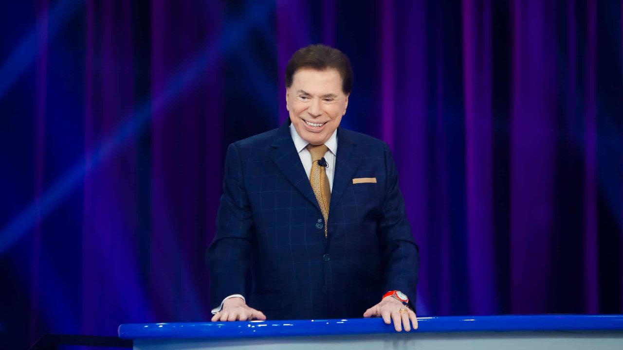 Imagem de Silvio Santos no cenário do Roda a Roda Jequiti do SBT