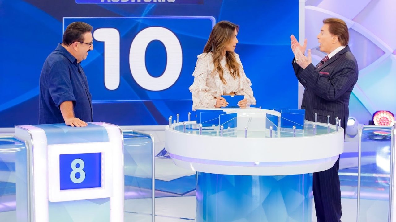 Imagem com foto do apresentador Ratinho, Patricia Abravanel e Silvio Santos durante o quadro Jogo das Três Pistas