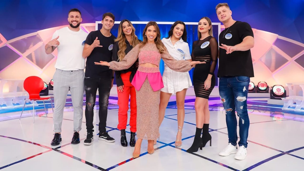 Imagem da apresentadora Patricia Abravanel no palco do Programa Silvio Santos junto com o ex-BBBs Arthur Picoli, Kerline, Felipe Prior, Paula Sperling, Lucas Gallina e Emily Araújo