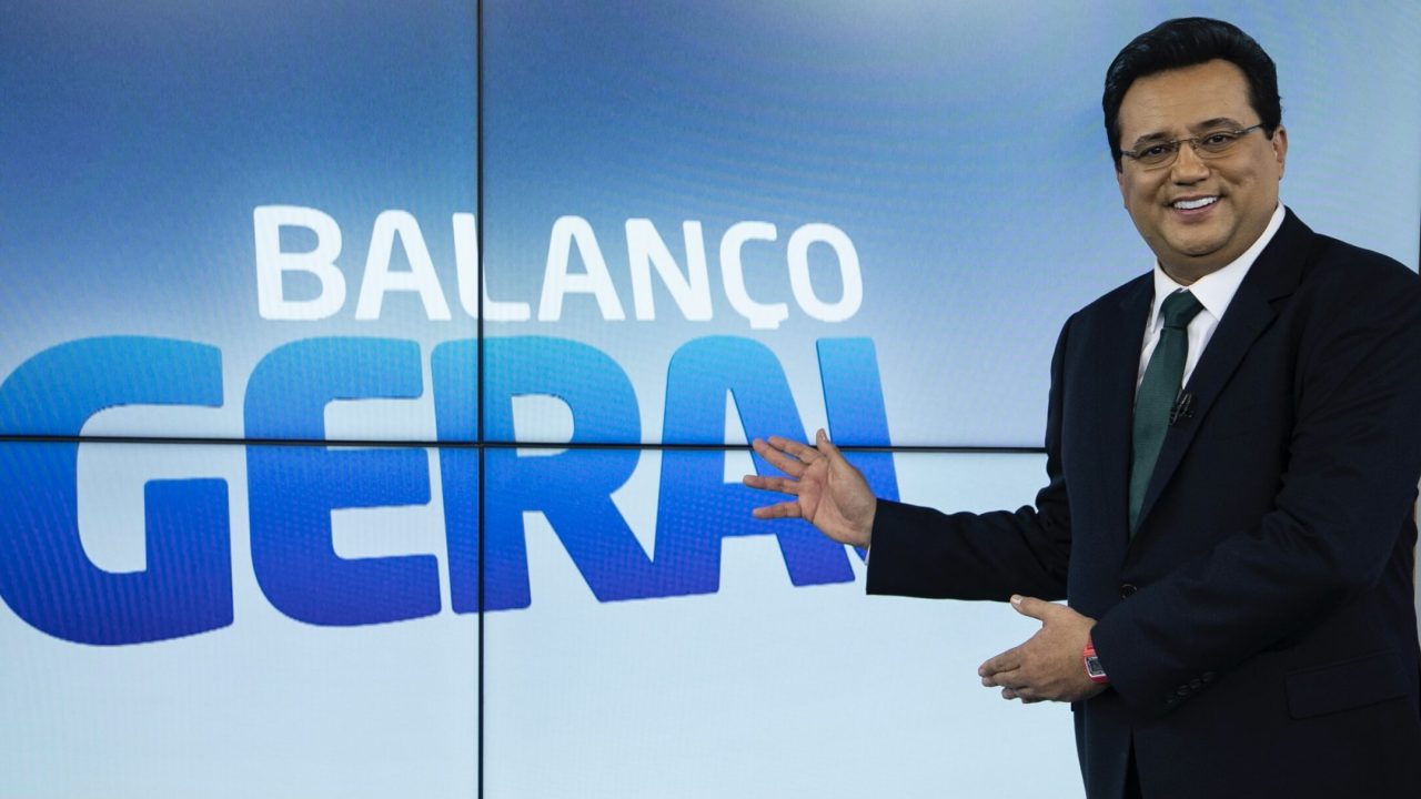 Geraldo Luís posa no antigo estúdio do Balanço Geral: jornalista voltará a comandar o telejornal (foto: Divulgação/Record)