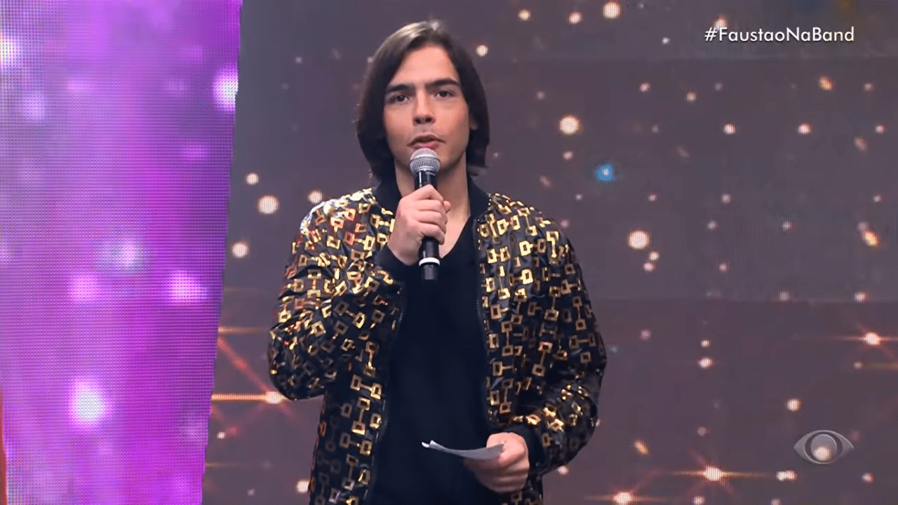 João Guilherme revelou como aprendeu a beijar durante o "Pizza no Faustão" (Foto: Reproducão/Band)